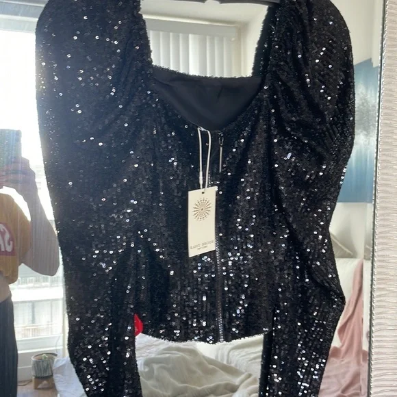 ✨✨🪩RAMY BROOK NEW YORK sequins zipper back cap sleeve blouse 😎 - Picture 3 of 12